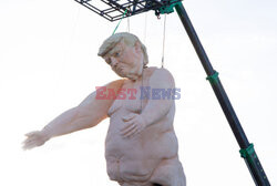 13 metrowa naga figura Donalda Trumpa