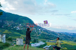 Dzieci puszczają latawce z okazji festiwalu Dashain w Nepalu