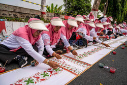 Tradycyjne malowanie tkaniny batik na wyspie Jawa