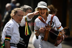 Tradycyjne angielskie tańce kobiece - AFP