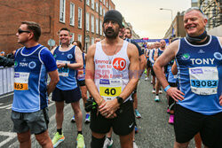 Colin Farrell biegnie w maratonie z przyjaciółką chorą na pęcherzowe oddzielanie się naskórka