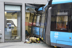 Wykolejony tramwaj wjechał w budynek w Oslo