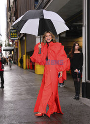 Heidi Klum w czerwonej stylizacji pod Empire State Building