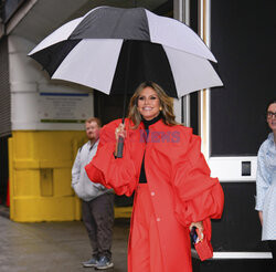 Heidi Klum w czerwonej stylizacji pod Empire State Building