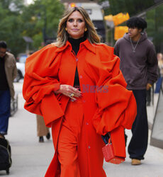 Heidi Klum w czerwonej stylizacji pod Empire State Building