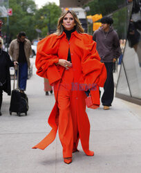 Heidi Klum w czerwonej stylizacji pod Empire State Building