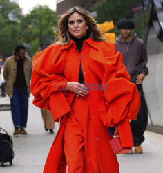 Heidi Klum w czerwonej stylizacji pod Empire State Building