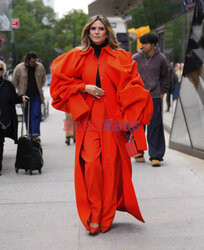 Heidi Klum w czerwonej stylizacji pod Empire State Building