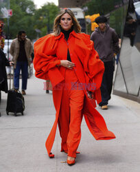 Heidi Klum w czerwonej stylizacji pod Empire State Building