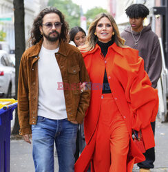 Heidi Klum w czerwonej stylizacji pod Empire State Building