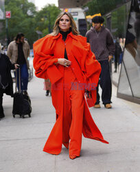 Heidi Klum w czerwonej stylizacji pod Empire State Building