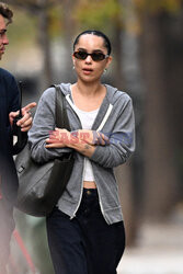 Zoe Kravitz w szarej bluzie