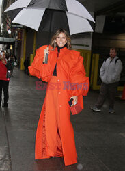 Heidi Klum w czerwonej stylizacji pod Empire State Building