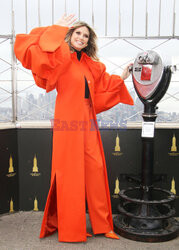 Heidi Klum w czerwonej stylizacji pod Empire State Building