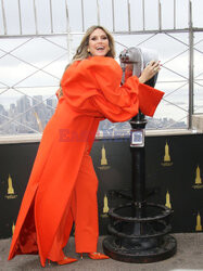 Heidi Klum w czerwonej stylizacji pod Empire State Building