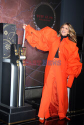 Heidi Klum w czerwonej stylizacji pod Empire State Building