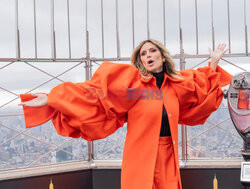 Heidi Klum w czerwonej stylizacji pod Empire State Building