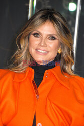 Heidi Klum w czerwonej stylizacji pod Empire State Building