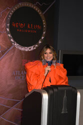 Heidi Klum w czerwonej stylizacji pod Empire State Building