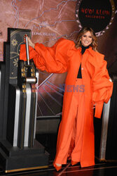 Heidi Klum w czerwonej stylizacji pod Empire State Building