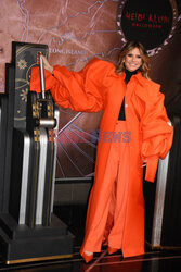 Heidi Klum w czerwonej stylizacji pod Empire State Building