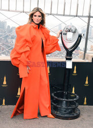 Heidi Klum w czerwonej stylizacji pod Empire State Building