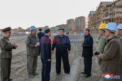 Kim Dzong Un odwiedza budowę na terenach powodziowych