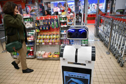 Robot Windy ochroniarzem w supermarkecie we Francji