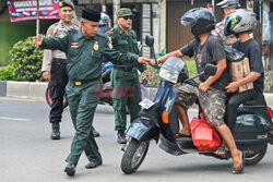 Policja szariatu sprawdza zasady ubioru kobiet w Indonezji