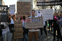 Protest fizjoterapeutów przed Sejmem