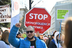 Protest fizjoterapeutów przed Sejmem