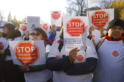 Protest fizjoterapeutów przed Sejmem