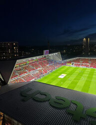 Umawiają się z nią, bo ma mieszkanie z widokiem na stadion