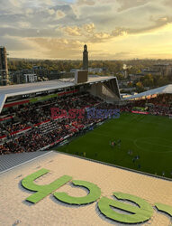 Umawiają się z nią, bo ma mieszkanie z widokiem na stadion