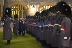 Król Karol III i król Jordanii Abdullah II na inspekcji Gwardii Honorowej