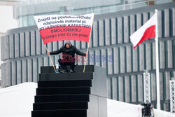 Mężczyzna z transparentem na pomniku Ofiar Katastrofy Smoleńskiej