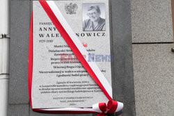 Anna Walentynowicz upamiętniona na budynku NSZZ Solidarność w Gdańsku