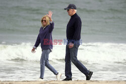 Joe i Jill Biden spacerują po plaży