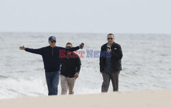 Joe i Jill Biden spacerują po plaży