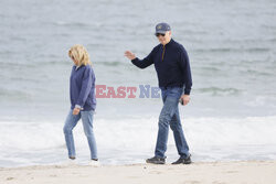 Joe i Jill Biden spacerują po plaży