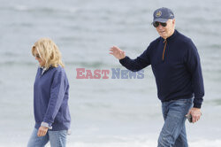 Joe i Jill Biden spacerują po plaży