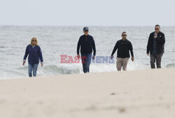 Joe i Jill Biden spacerują po plaży