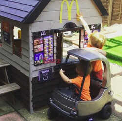 Zrobił dla dzieci domek McDonalds Drive-Thru