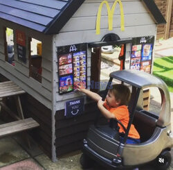 Zrobił dla dzieci domek McDonalds Drive-Thru