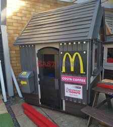 Zrobił dla dzieci domek McDonalds Drive-Thru