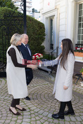 Para książęca z Monako wręcza prezenty od Czerwonego Krzyża