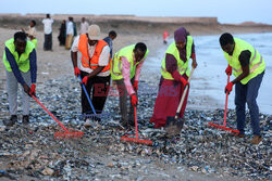 Stosy plastikowych śmieci na plaży w Somalii