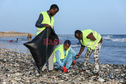 Stosy plastikowych śmieci na plaży w Somalii