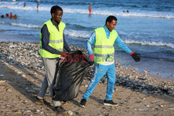 Stosy plastikowych śmieci na plaży w Somalii