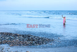 Stosy plastikowych śmieci na plaży w Somalii